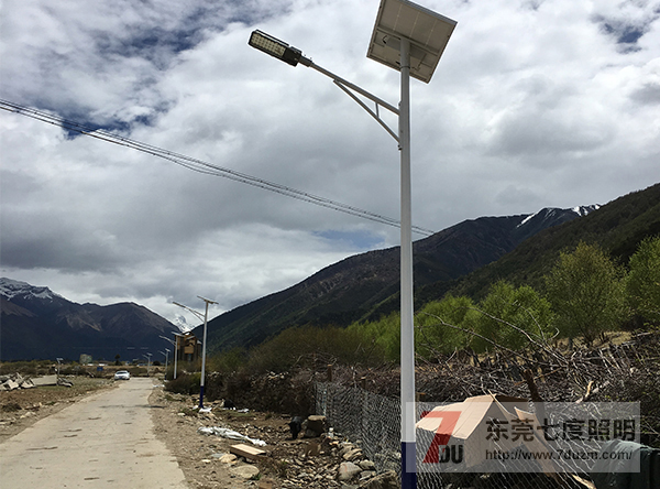 东莞宅男666视频社区照明农村太阳能路灯安装效果图片