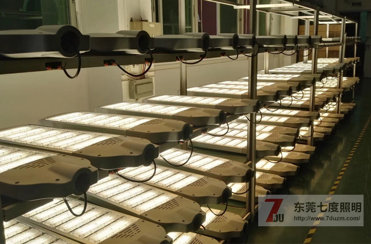 宅男666视频社区照明300W模组式大功率LED路灯头老化实拍