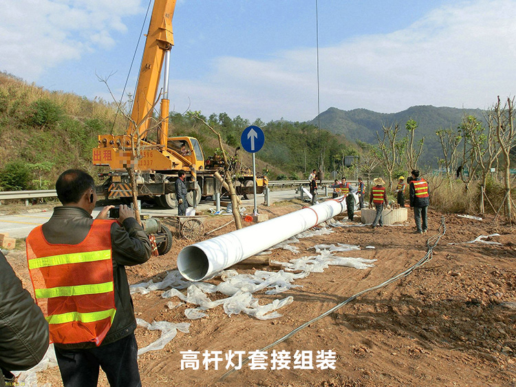 高速公路路口30米宅男视频污污灯杆套接安装现场